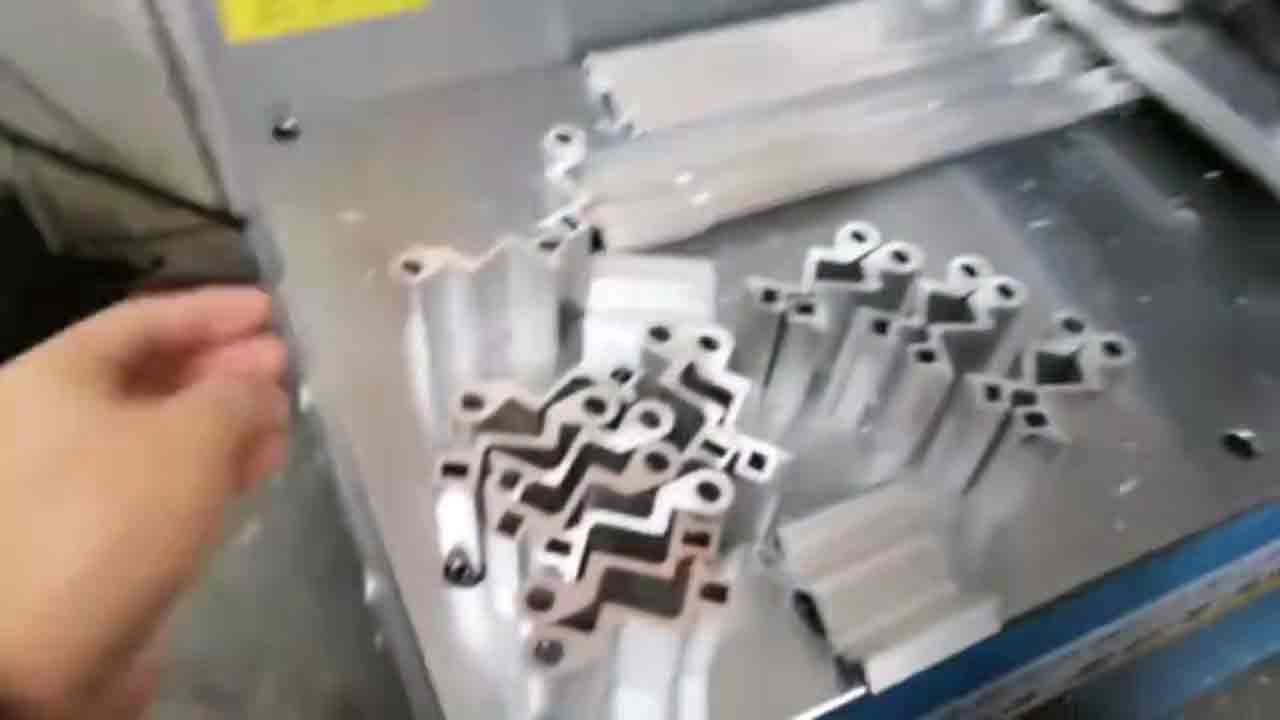 客戶用我司全自動(dòng)切鋁機(jī)450型號(hào)切割鋁合金門窗合頁切割現(xiàn)場(chǎng)